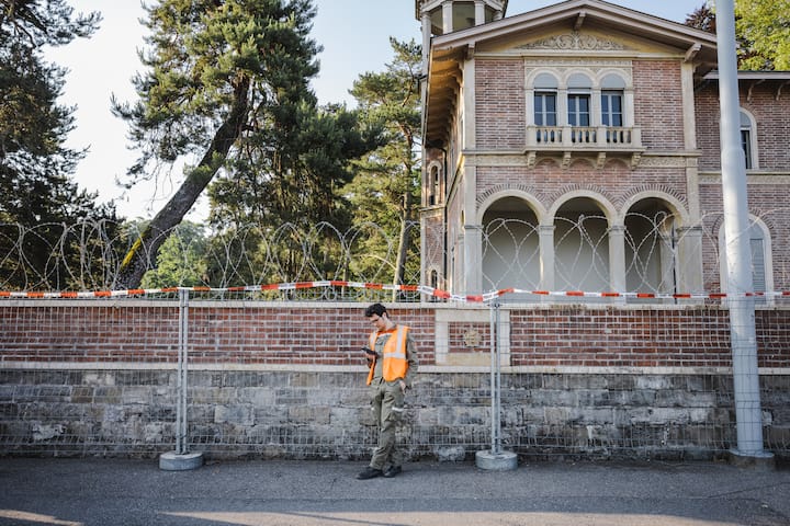 GenÃ¨ve, 11 juin 2021. PrÃ©paratifs pour le Sommet de GenÃ¨ve. La protection civile genevoise installe des barbelÃ©s sur tout le pourtour du parc de la Grange puis celui des eaux vives. Â© Niels Ackermann / Lundi13