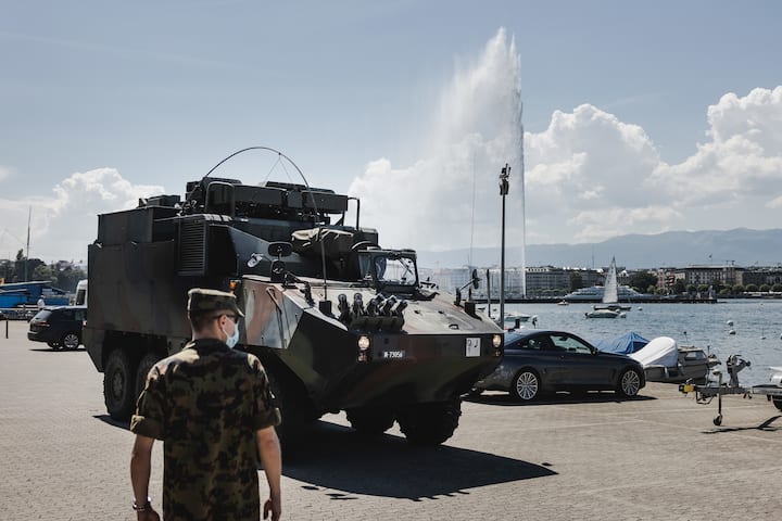 GenÃ¨ve, 11 juin 2021. Aux abords du parc de la Grange, l'armÃ©e dÃ©ploie diffÃ©rents vÃ©hicules de communication et de dÃ©tection. Â© Niels Ackermann / Lundi13