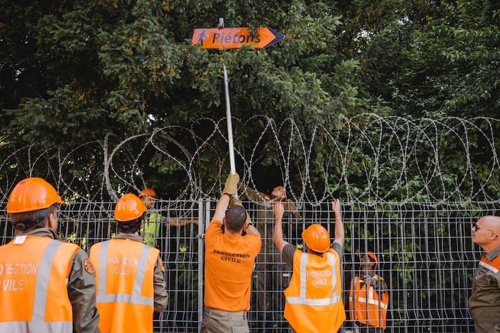 GenÃ¨ve, 11 juin 2021. PrÃ©paratifs pour le Sommet de GenÃ¨ve. La protection civile genevoise installe des barbelÃ©s sur tout le pourtour du parc de la Grange puis celui des eaux vives. Â© Niels Ackermann / Lundi13