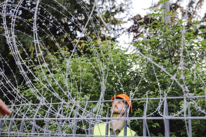 GenÃ¨ve, 11 juin 2021. PrÃ©paratifs pour le Sommet de GenÃ¨ve. La protection civile genevoise installe des barbelÃ©s sur tout le pourtour du parc de la Grange puis celui des eaux vives. Â© Niels Ackermann / Lundi13