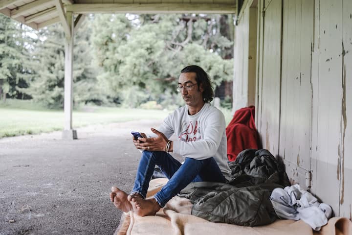 GenÃ¨ve, 9 juin 2021. Ali Tali, venu d'AlgÃ©rie dormait dans le parc des Eaux Vives aprÃ¨s avoir Ã©tÃ© chassÃ© du parc de la Grange lors de sa fermeture. Contrairement Ã  son voisin Lamine, il n'est pas contre l'idÃ©e d'avoir un lieu protÃ©gÃ© oÃ¹ dormir.PrÃ©paratifs pour le Sommet de GenÃ¨ve. Le Parc de la Grange et son pourtour sont nettoyÃ©s, sÃ©curisÃ©s et les chemin d'accÃ¨s y sont rÃ©novÃ©s en urgence. Â© Niels Ackermann / Lundi13