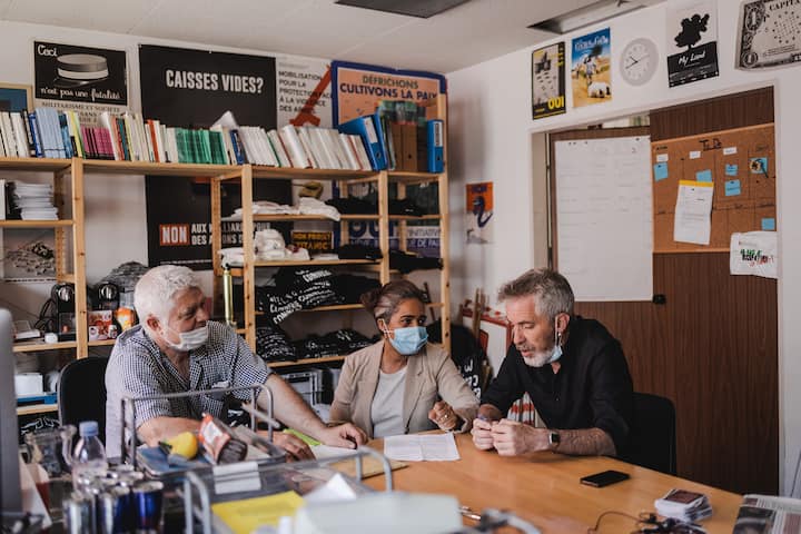 GenÃ¨ve, 9 juin 2021. PrÃ©paratifs pour le Sommet de GenÃ¨ve. En vue de la rencontre entre Biden et Poutine, une vingtaine d'organisations vont se rÃ©unir pour manifester le 16 juin. Au local du GSsA (Groupe pour une Suisse sans ArmÃ©e), Tobias Schneebeli (gssa, urgence Palestine, parti du travail), Ynes Gerardo (collectifs solidaritÃ© latino) et Thomas Vachetta (solidaritÃ©s) discutent de l'appel Ã  manifester. Â© Niels Ackermann / Lundi13