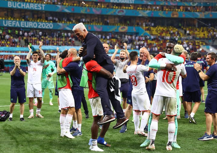 epa09309723 Players of Switzerland react with head coach Vladimir Petkovic (C) after winning the UEFA EURO 2020 round of 16 soccer match between France and Switzerland in Bucharest, Romania, 28 June 2021.  EPA/Marko Djurica / POOL (RESTRICTIONS: For editorial news reporting purposes only. Images must appear as still images and must not emulate match action video footage. Photographs published in online publications shall have an interval of at least 20 seconds between the posting.)