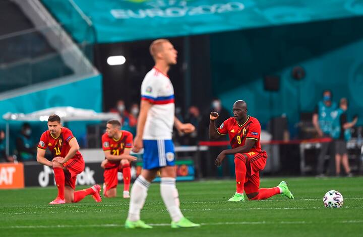epa09265777 Romelu Lukaku of Belgium (R) and teammates kneel before the UEFA EURO 2020 group B preliminary round soccer match between Belgium and Russia in St.Petersburg, Russia, 12 June 2021. EPA/Kirill Kudryavtsev / POOL (RESTRICTIONS: For editorial news reporting purposes only. Images must appear as still images and must not emulate match action video footage. Photographs published in online publications shall have an interval of at least 20 seconds between the posting.)