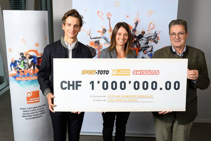 De gauche a droite, le cycliste Thery Schir, l'ancienne athlete professionelle de ski freestyle, presidente du Comite d'Organisation des JOJ de Lausanne 2020 et membre du conseil de fondation de l'Aide Sportive Virginie Faivre et le president de de la Loterie Romande Jean-Rene Fournier photographies lors de la remise du cheque de l'aide sportive suisse ce mardi 29 septembre 2020 a Lausanne. (Sporthilfe/KEYSTONE/Laurent Gilliron)