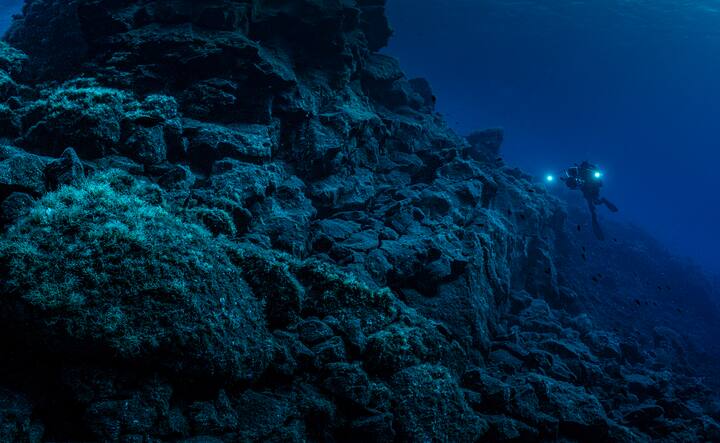 Plongeur sur la coulée de lave sous la Sciara del Fulco.