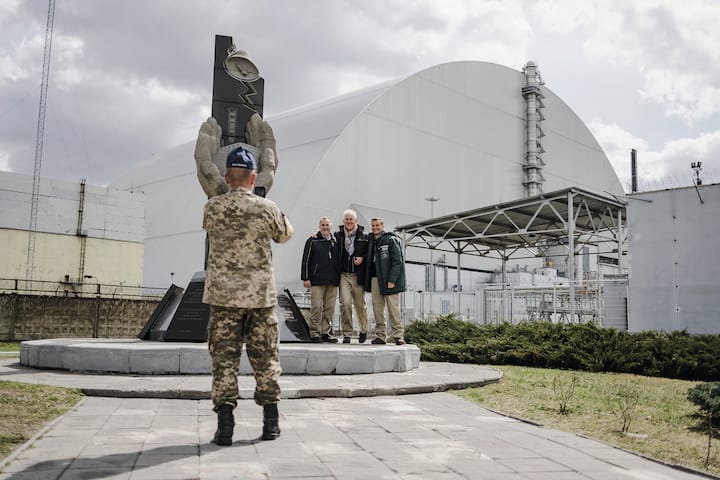 Tchernobyl, Ukraine, 23 avril 2021. Frank Muller et Andrew Niemczyk, co-fondateurs de l'entreprise Exlterra ont mis en place un projet pilote dans la zone d'exclusion visant Ã  accÃ©lÃ©rer la dÃ©contamination des sols polluÃ©s par des isotopes radioactifs Ã  l'aide d'un dispositif brevetÃ© composÃ© de tubes en polyÃ©thylÃ¨ne de diffÃ©rentes longueurs installÃ©s sous la surface du sol selon un plan spÃ©cifique. Â© Niels Ackermann / Lundi13 HAUTE DEF Tchernobyl