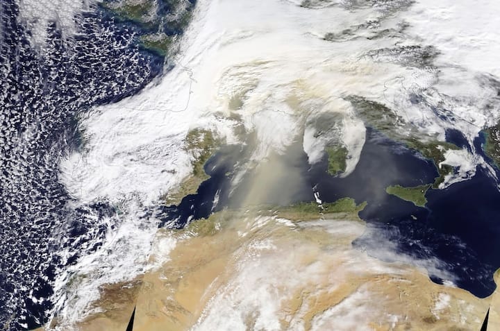 Une tempête de sable sur l'Europe venue du Sahara, elle charrie de grandes quantités de sable