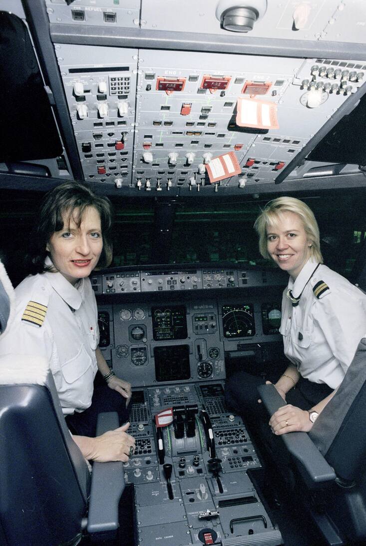 Captain Gabriela Musy-Lüthi und Co-Pilotin Claudia Wehrli im Cockpit des Airbus A320-214, HB-IJB "Embrach"