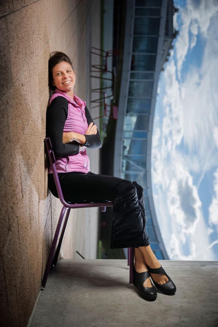 La chercheuse Claudia de Rham  est spécialisée dans la gravitation