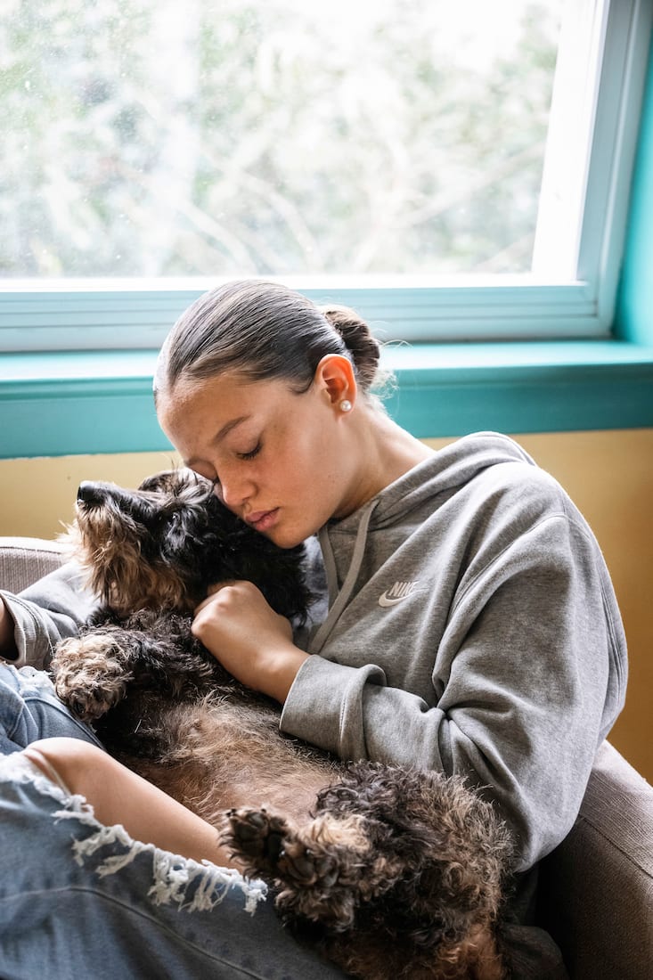 Elli Spagnolo,14 ans débute sa carrière de comédienne comme rôle principal dans le film d'Ursula Meier "La Ligne". Ici à  Vers-chez-les-Blancs où elle vit avec sa famille. Ici avec le Teckel Mimi.