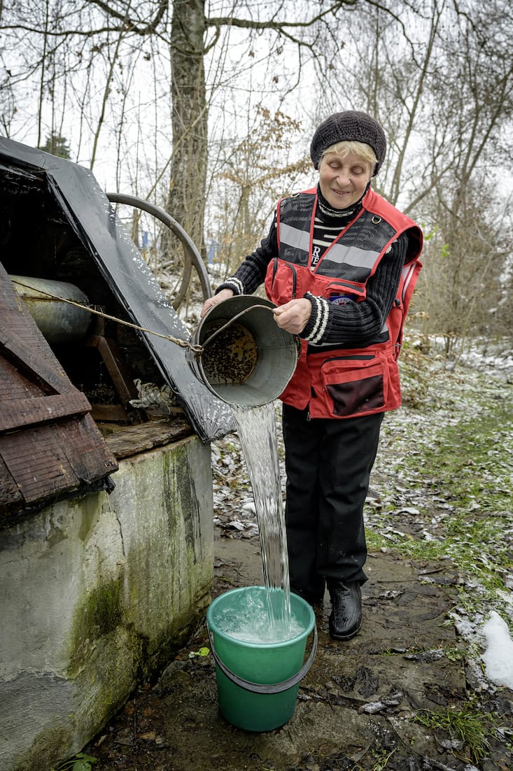 Chez Oresta Maikhruk, 82 ans, il n’y a pas d’eau courante. Mariia Zajach, l’aide-soignante, va la chercher au puits.