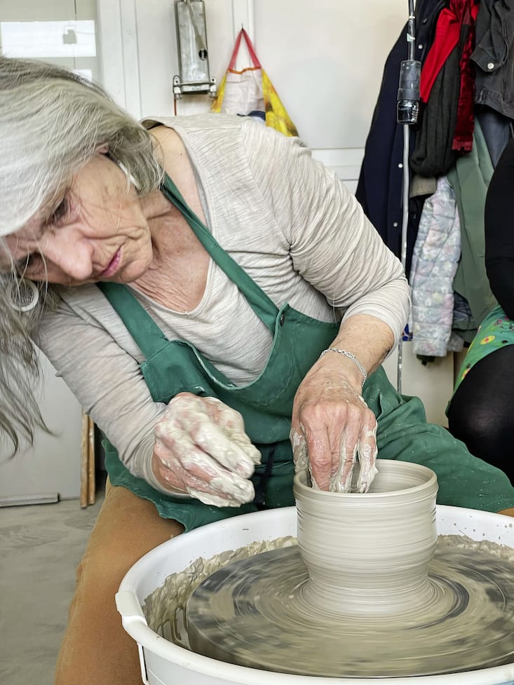 Doris Grivel lors de l'atelier poterie