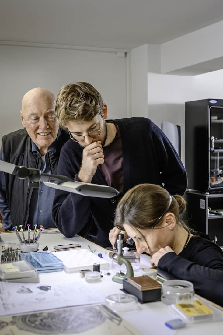 Dans les ateliers à Givrins, sous l’œil des Biver père et fils, les artisans horlogers, Sandrine Schweizer et Daniel Mullner, assemblent les garde-temps avec minutie et une patience infinie.  