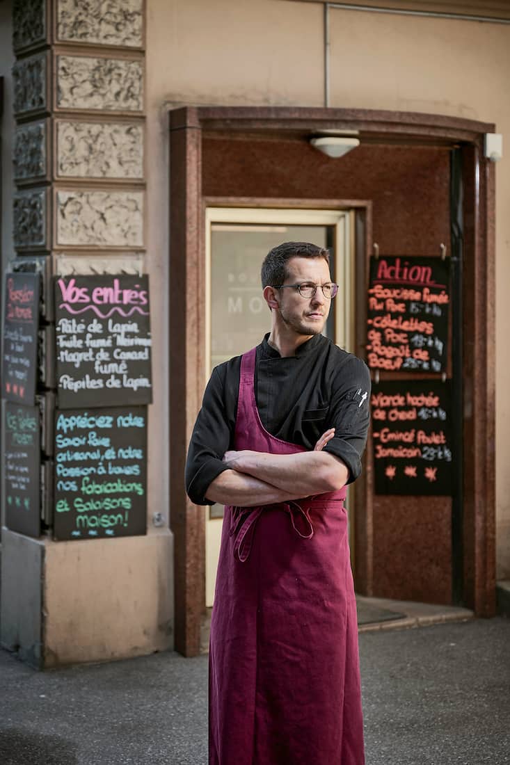 Baptiste Moret, de la boucherie et chevaline Moret de Bulle pose devant l'entrée de son commerce, mercredi 19 avril 2023 à Bulle