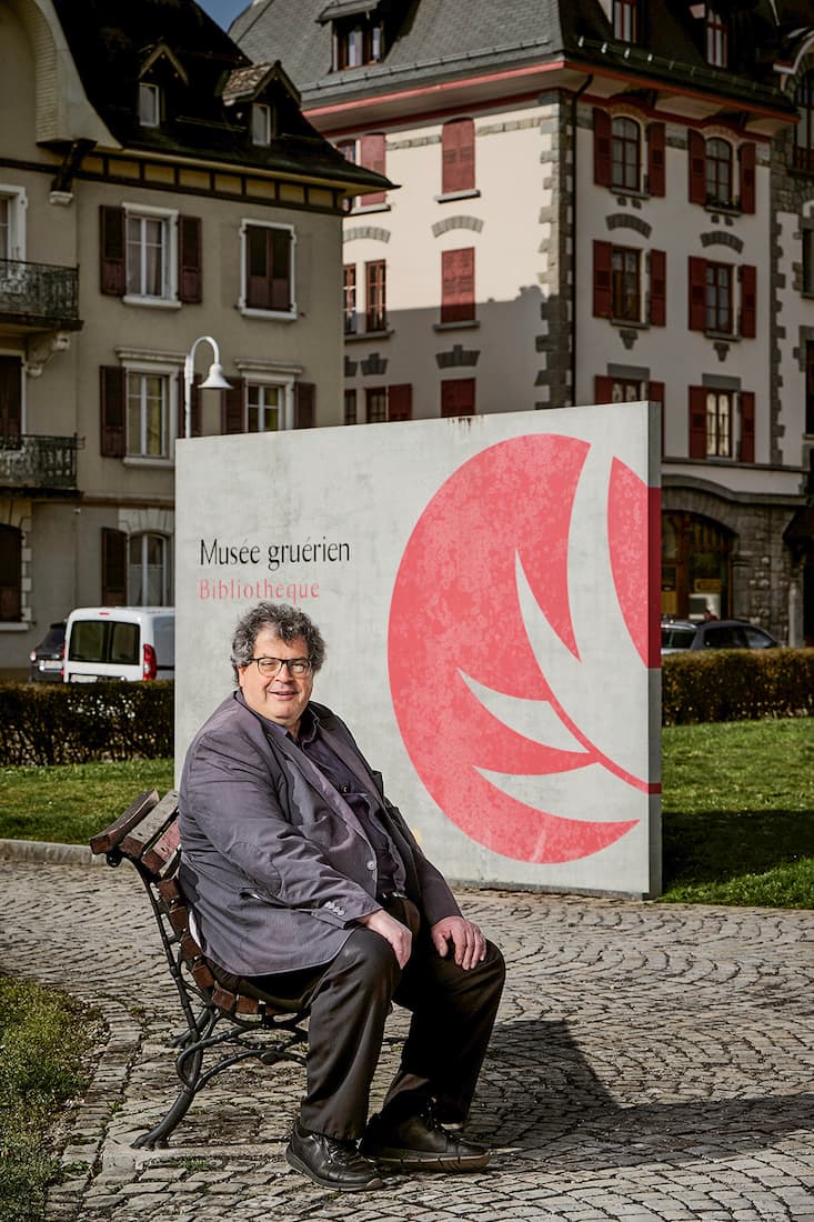 L'historien Serge Rossier, directeur du Musée g pose pour la photo, le 5 avril 2023 à Bulle.
