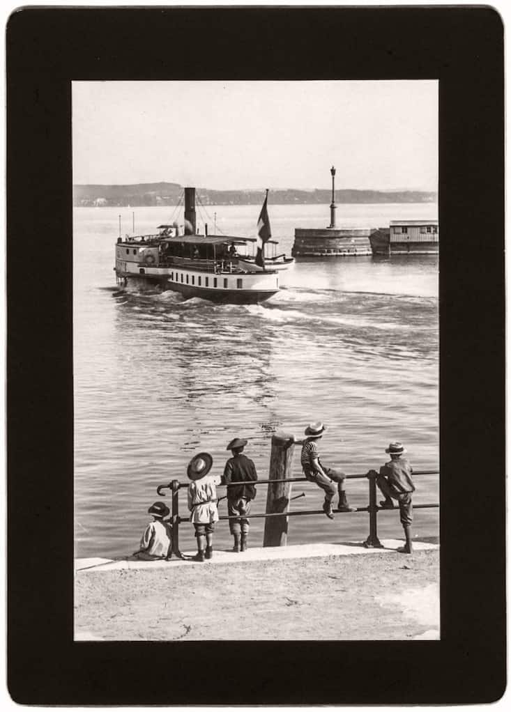 Le bateau vapeur Helvétie quitte le port de Neuchâtel en 1909 sous le regard d’enfants