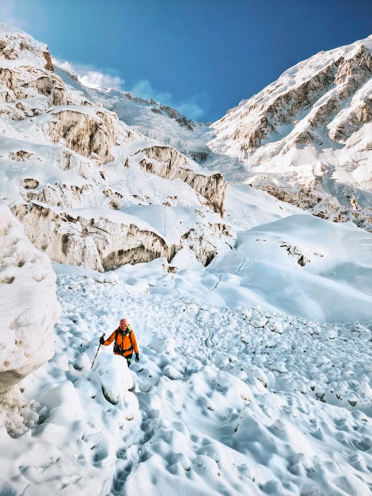 Sophie Lavaud traversant les traces laissées par une avalanche