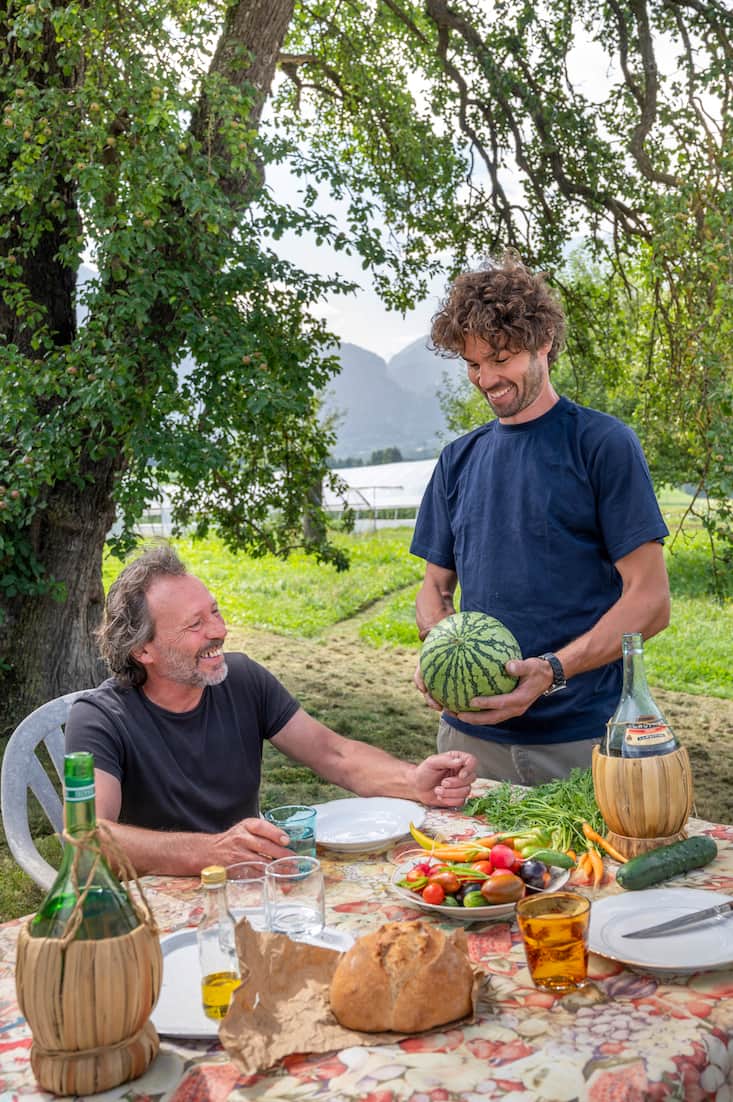 Une équipe qui gagne. Sous le label Bio-Tisch, Marcel Foffa (à g.) et Mathias Riedi privilégient avec succès une culture bio diversifiée et originale.