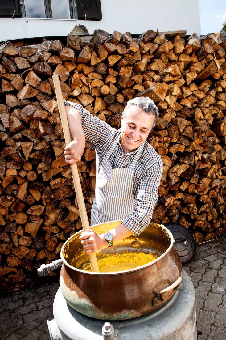Ignazio Cassis brassant la polenta lors de la balade du 1er août