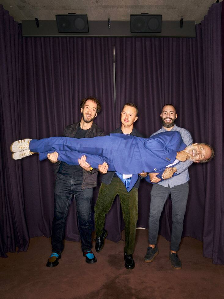 Arthur Anthamatten, Gary Grenier et Benjamin Henriot qui portent Zep.