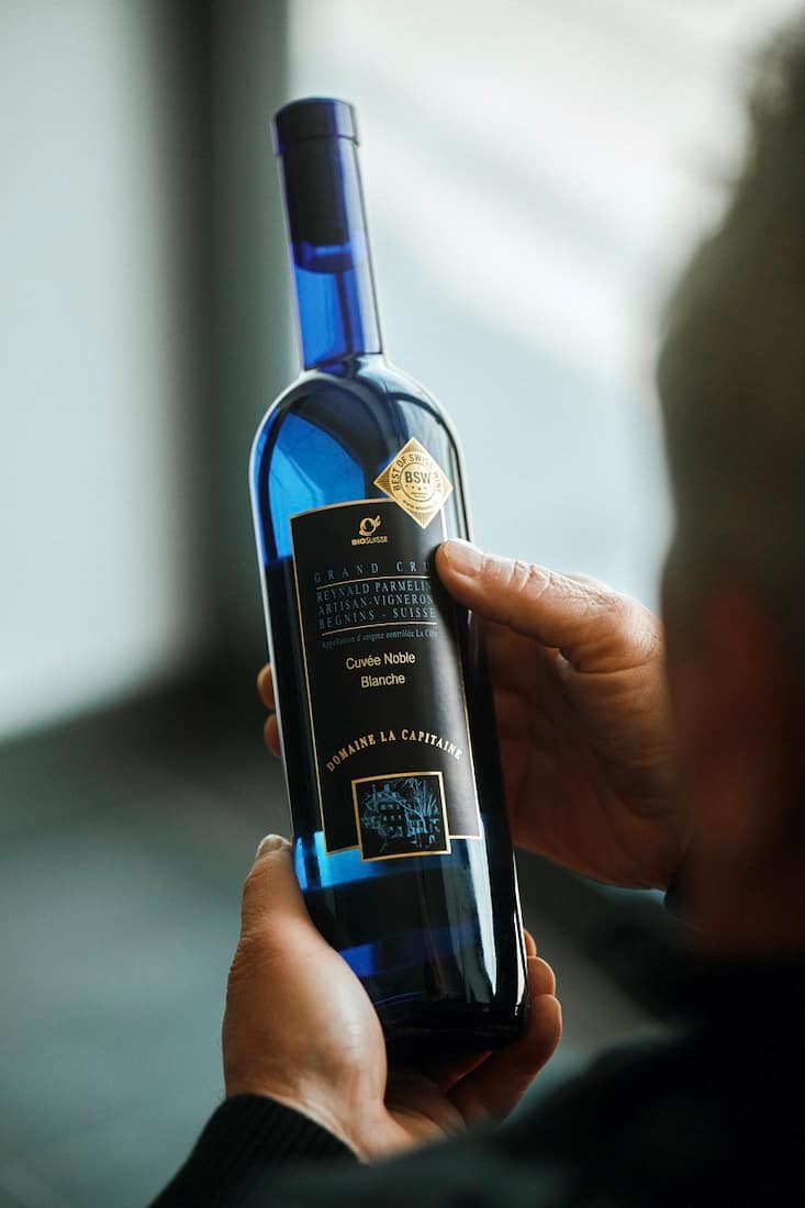 La bouteille bleue est la marque de fabrique du domaine La Capitaine.
