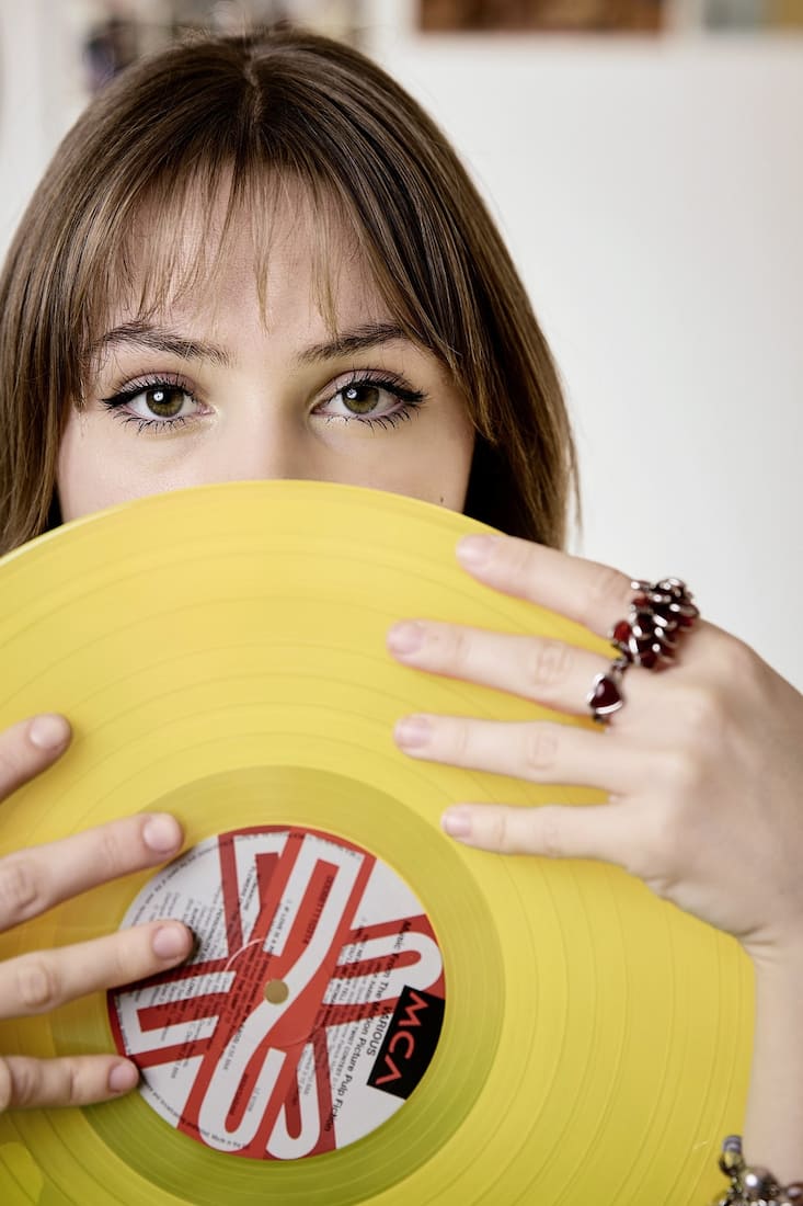 La chanteuse Mae chez elle, à Genève