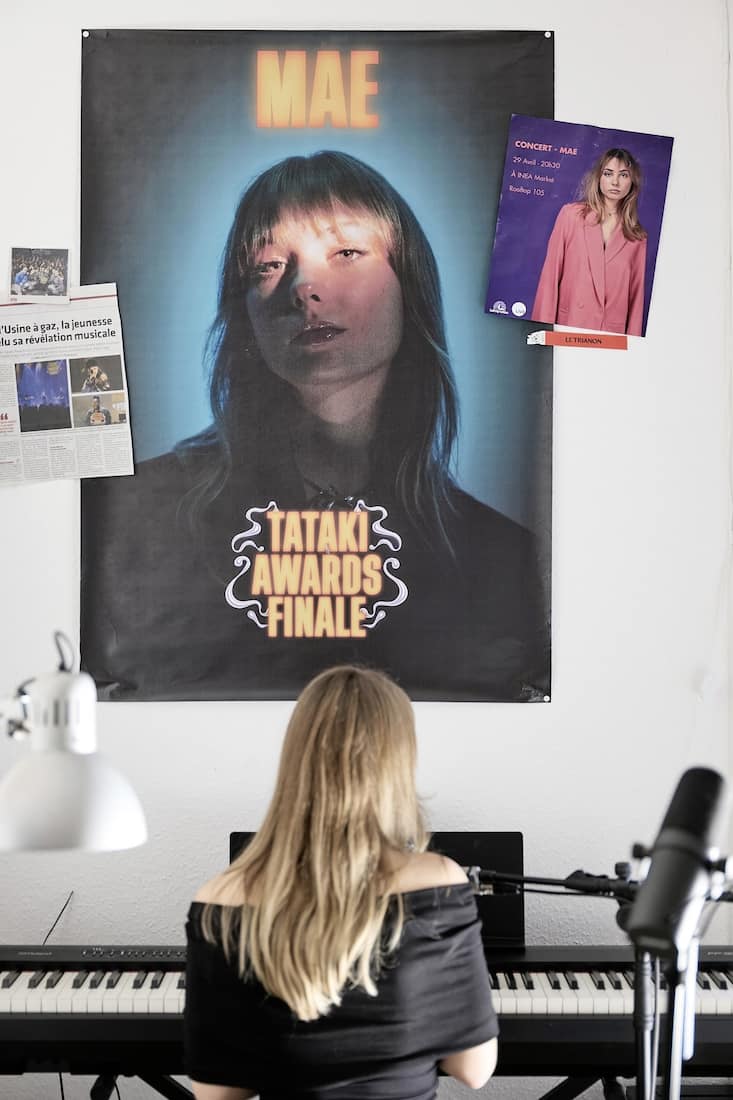 La chanteuse Mae chez elle, à Genève