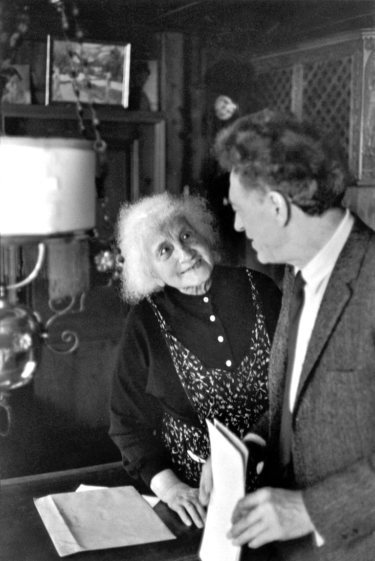 En 1961, Alberto Giacometti avec sa maman, Annetta, dans la maison familiale de Stampa