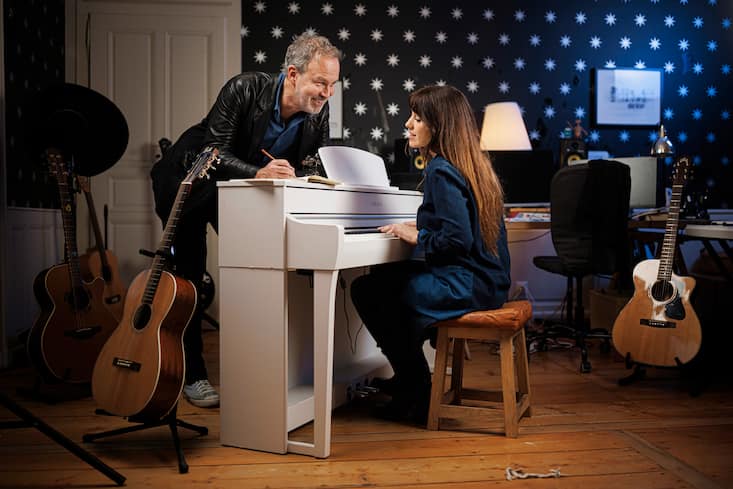 La chanteuse Valérie Martinez, ici au piano, et le créateur de Titeuf sont en couple depuis trois ans. 