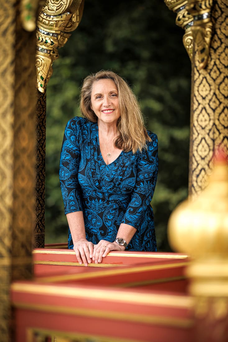 La thérapeute et autrice à succès Christel Petitcollin pose au pavillon thaïlandais de Lausanne