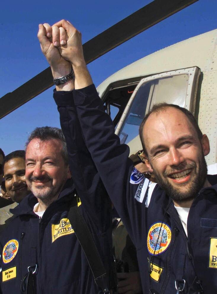 Les explorateurs Bertrand Piccard et Brian Jones suite à l'exploit d'Orbiter 3.