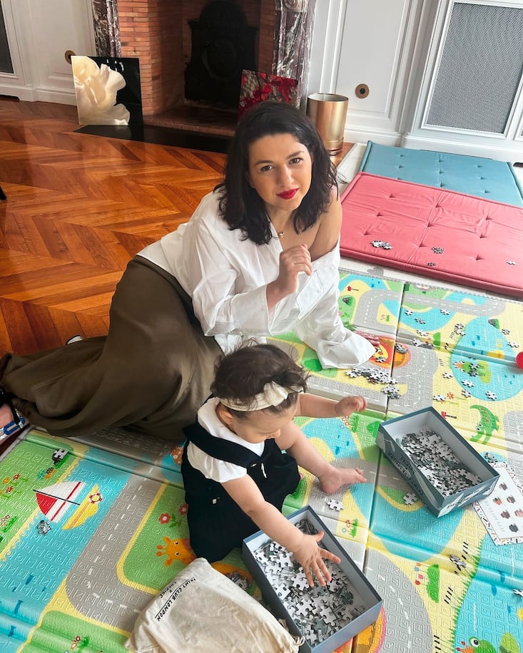 La pianiste franco-géorgienne Khatia Buniatishvili avec sa fille Charlotte en avril 2024