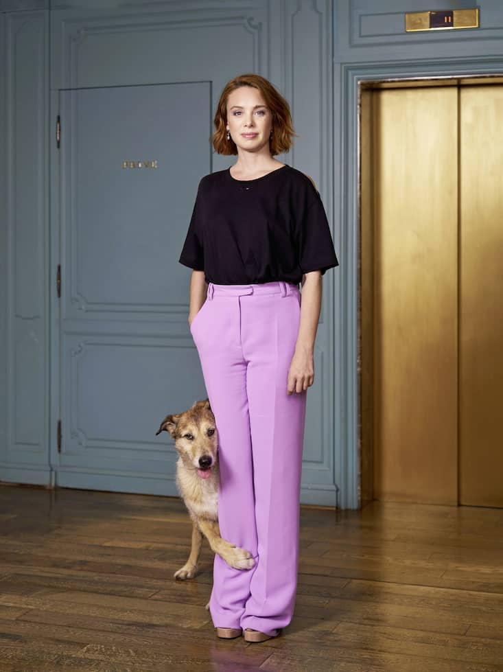 La comédienne franco-suisse Laetitia Dosch avec le chien-acteur Kodi, star de son premier film en tant que réalisatrice «Le procès du chien»