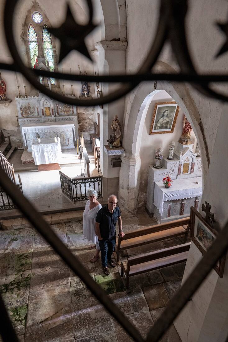 Le professeur d’université neuchâtelois spécialiste des fantômes Daniel Sangsue fait visiter à la medium Begoña Favre une église romane désaffectée