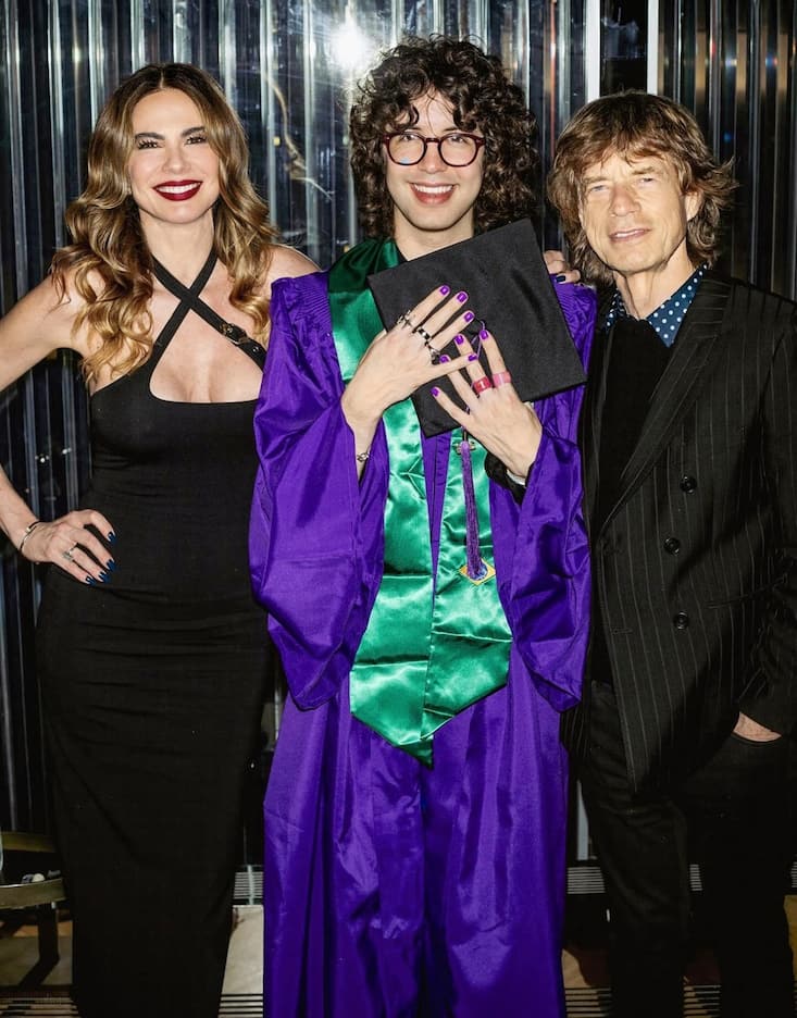 Mick Jagger et la Brésilienne Luciana Gimenez Morad avec leur fils Lucas Jagger lors de la remise de diplôme de l’Université de New York