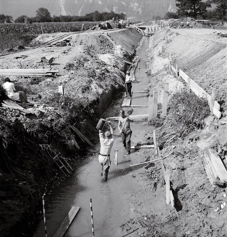 Construction of the Stockalper channel in the Canton of Valais, pictured circa 1940. (KEYSTONE/PHOTOPRESS-ARCHIV/Str) Bau des Stockalperkanals im Unterwallis, aufgenommen um 1940. (KEYSTONE/PHOTOPRESS-ARCHIV/Str)
