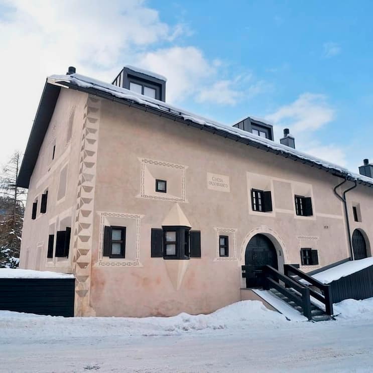 Le domicile de Giorgio Armani à La Punt (GR): une maison du XVIIe siècle transformée